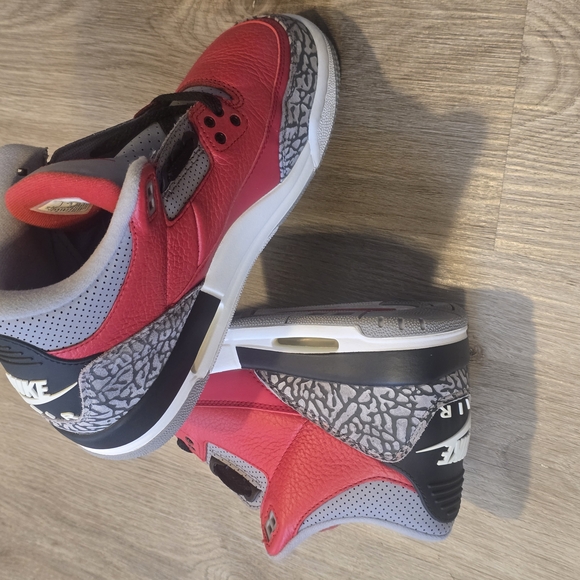 Air Jordan 3 Retro Red - Picture 2 of 7